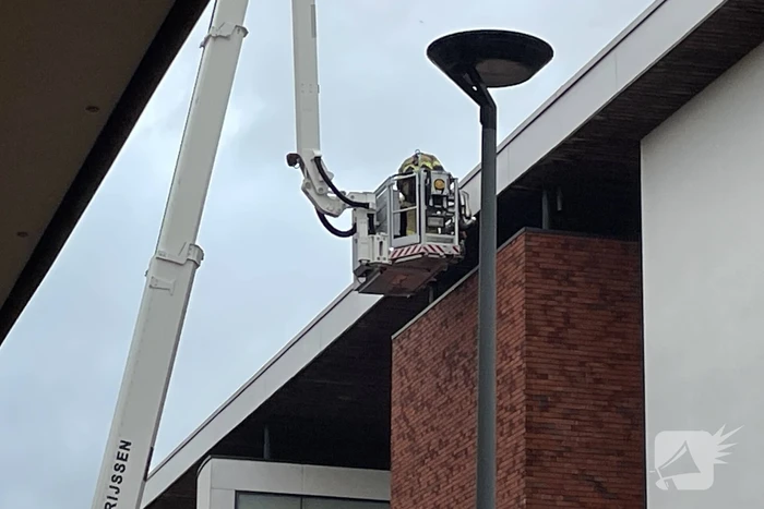 Dak van gemeentehuis los door harde wind