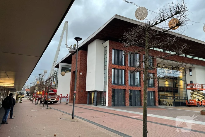 Dak van gemeentehuis los door harde wind