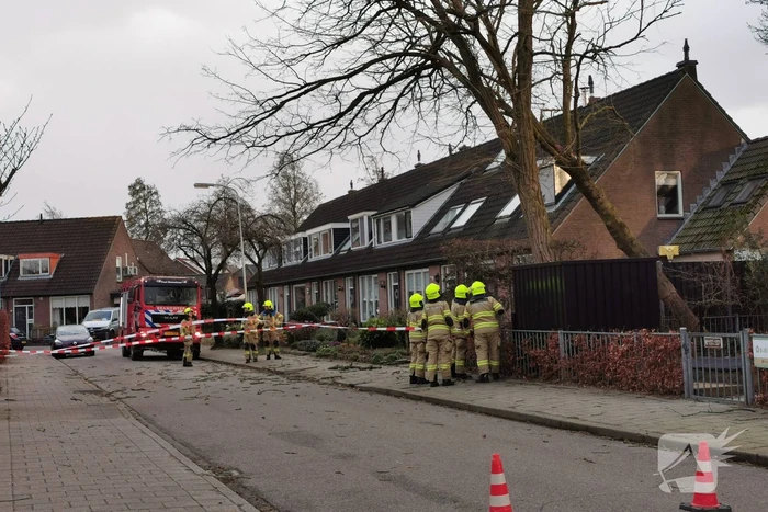 Grote boom omgezaagd door brandweer