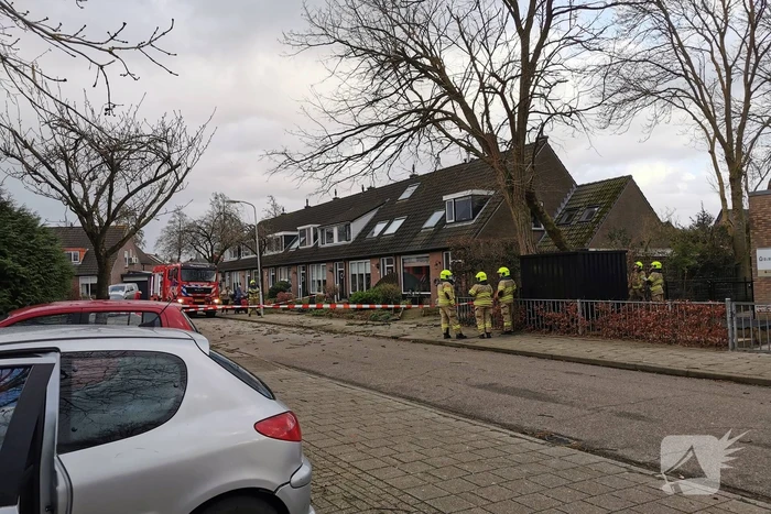 Grote boom omgezaagd door brandweer