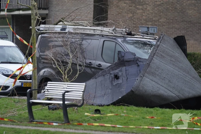 Dakbedekking belandt op voertuigen