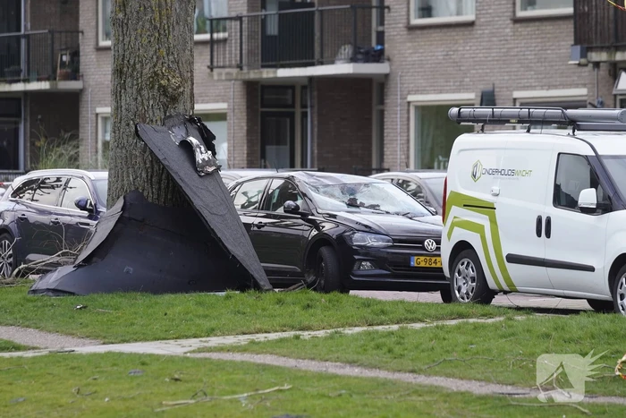 Dakbedekking belandt op voertuigen