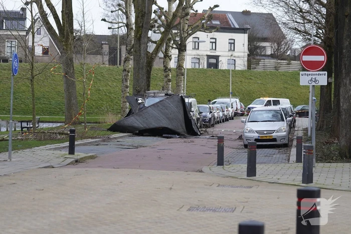 Dakbedekking belandt op voertuigen