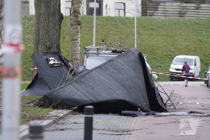 Dakbedekking belandt op voertuigen