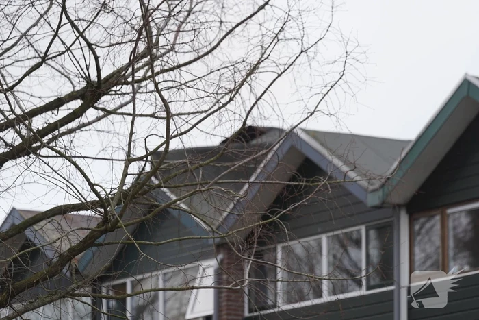 Dakbedekking belandt op voertuigen