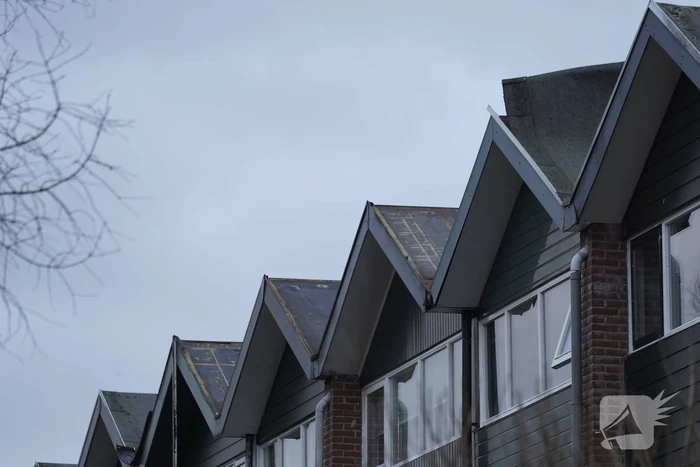 Dakbedekking belandt op voertuigen