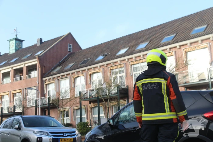 Dakpannen en zonwering waaien van dak woning af