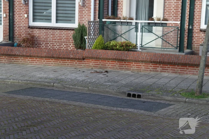 Dakpannen en zonwering waaien van dak woning af
