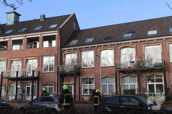 Dakpannen en zonwering waaien van dak woning af