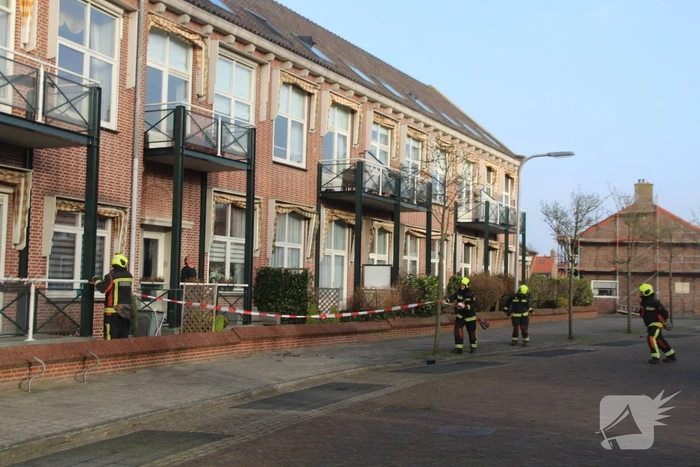 Dakpannen en zonwering waaien van dak woning af
