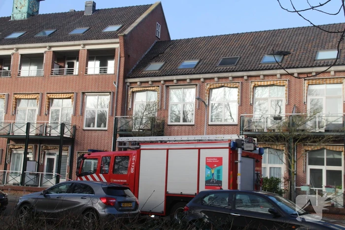Dakpannen en zonwering waaien van dak woning af