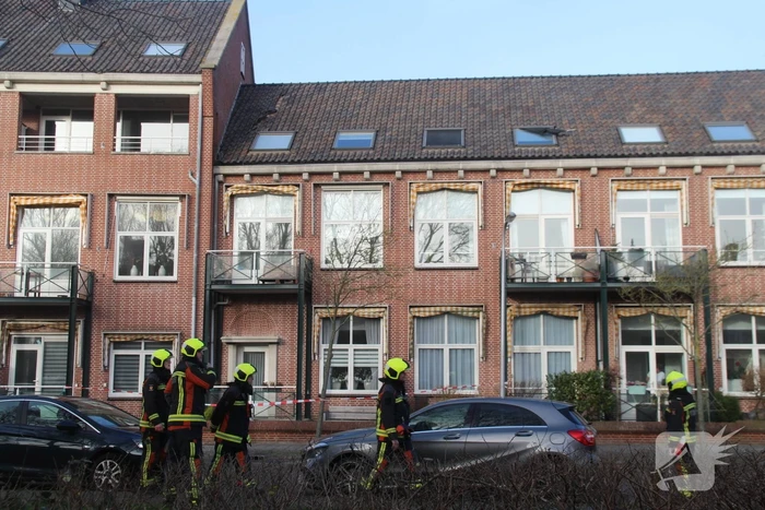Dakpannen en zonwering waaien van dak woning af