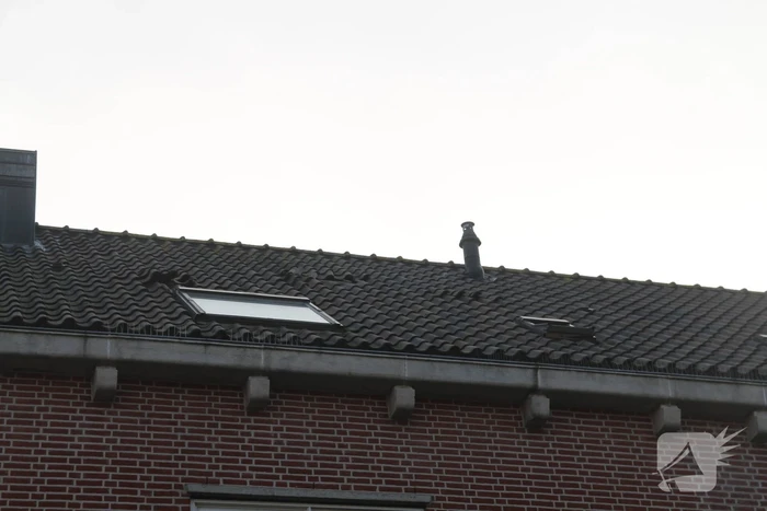 Dakpannen en zonwering waaien van dak woning af