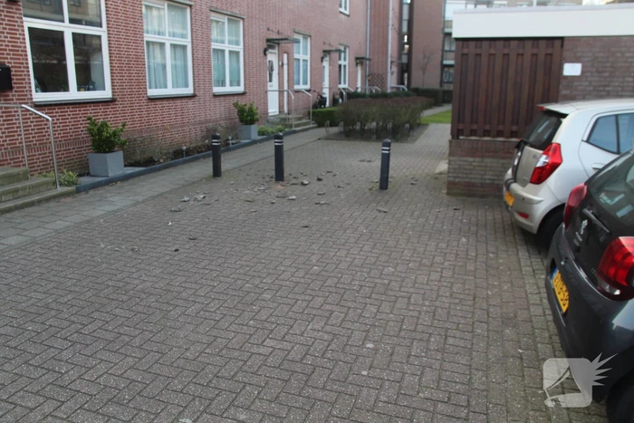Dakpannen en zonwering waaien van dak woning af