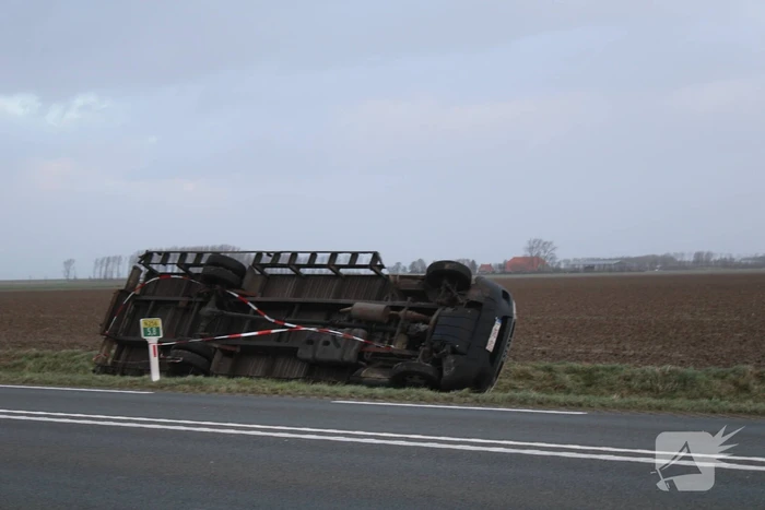 Bestelbus belandt in sloot door wind
