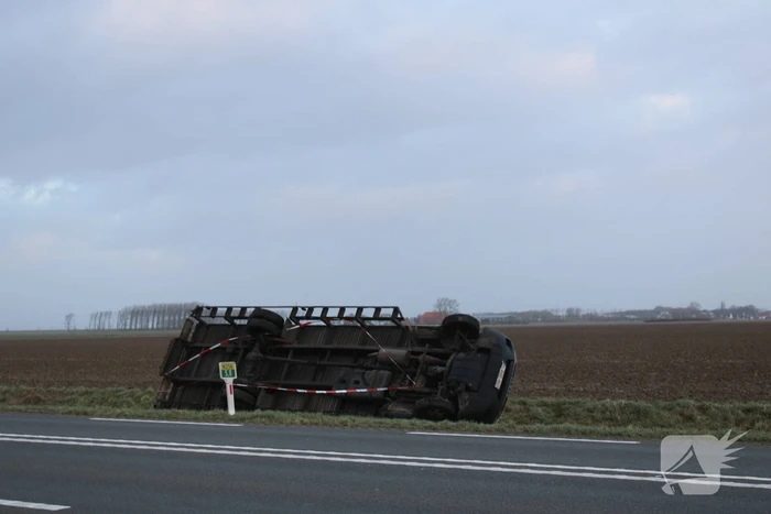 Bestelbus belandt in sloot door wind