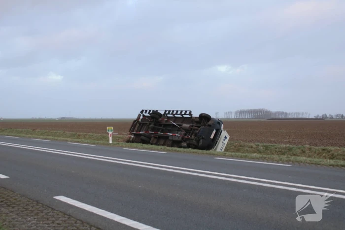 Bestelbus belandt in sloot door wind