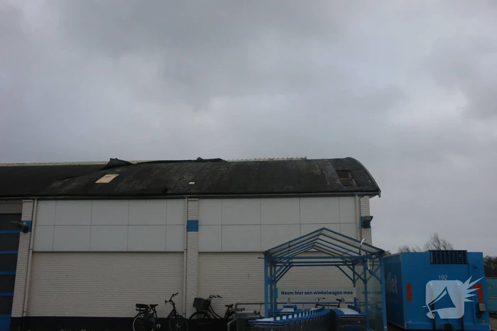 Dakbedekking waait van dak supermarkt