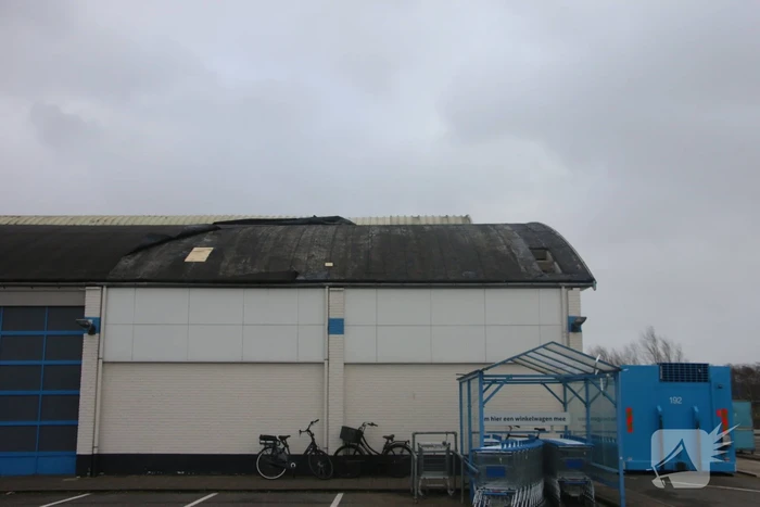 Dakbedekking waait van dak supermarkt