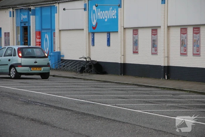 Dakbedekking waait van dak supermarkt