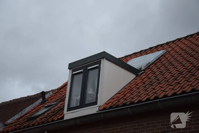 Dak waait van dakkapellen af