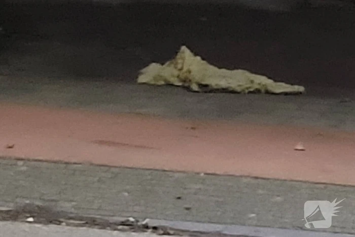 Isolatiemateriaal waait van ziekenhuis