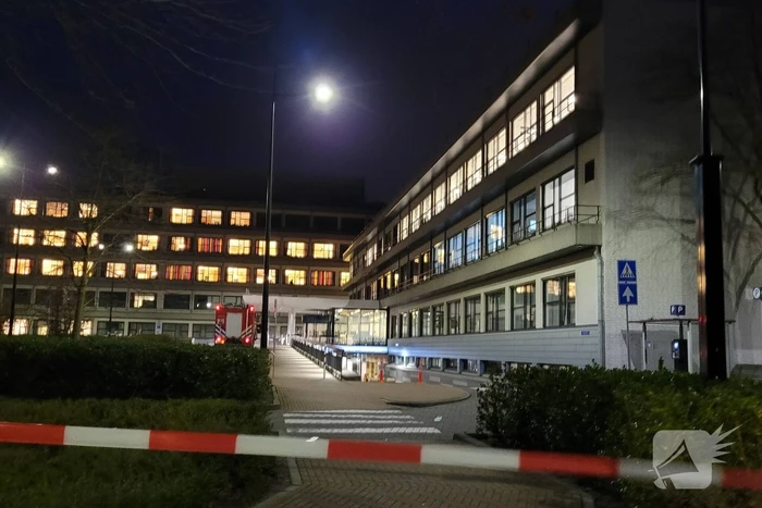 Isolatiemateriaal waait van ziekenhuis