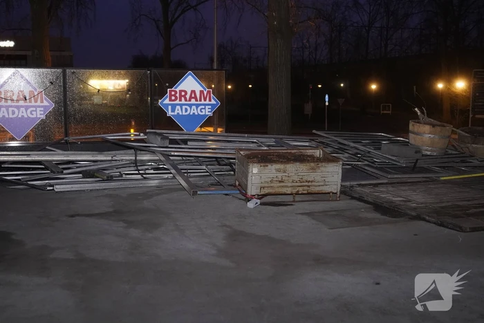 Overkapping patatzaak stort in door storm Eunice