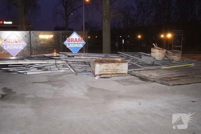 Overkapping patatzaak stort in door storm Eunice
