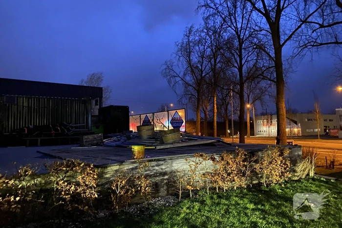 Overkapping patatzaak stort in door storm Eunice