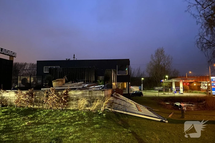Overkapping patatzaak stort in door storm Eunice