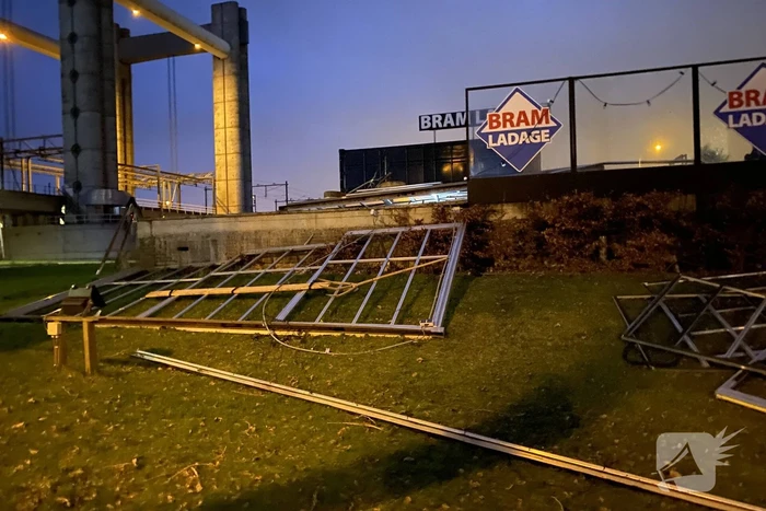 Overkapping patatzaak stort in door storm Eunice