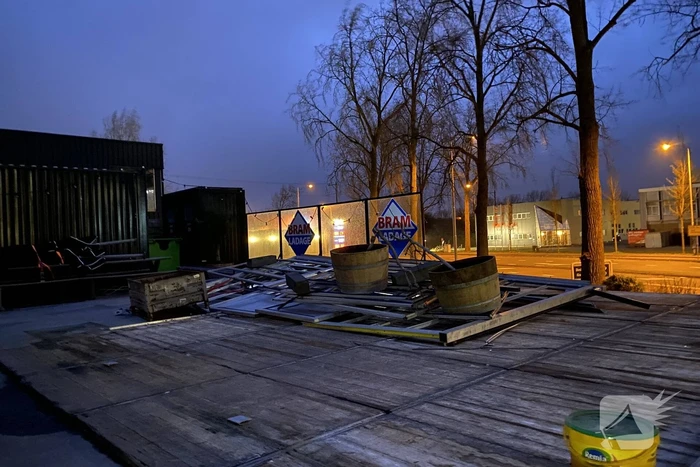 Overkapping patatzaak stort in door storm Eunice