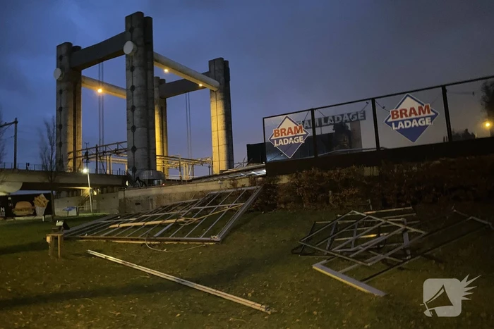 Overkapping patatzaak stort in door storm Eunice
