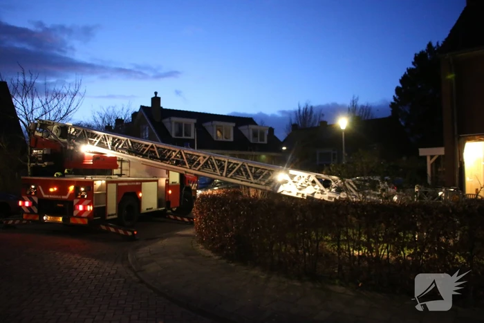 Brandweer blust schoorsteenbrand