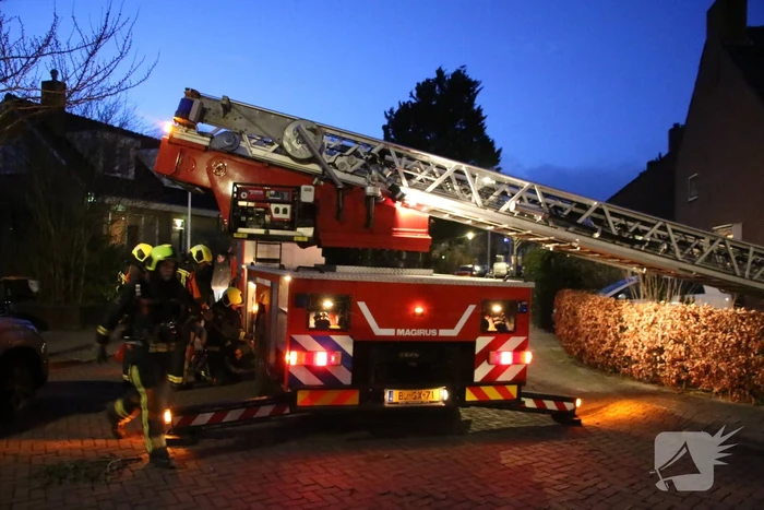 Brandweer blust schoorsteenbrand
