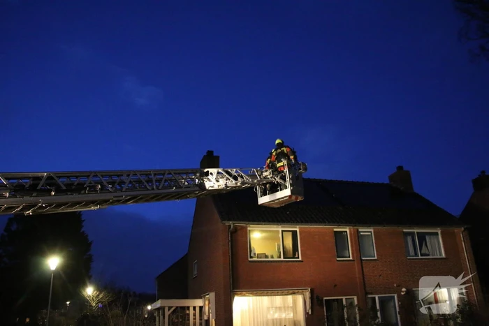 Brandweer blust schoorsteenbrand
