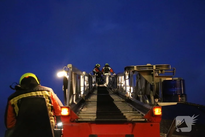 Brandweer blust schoorsteenbrand