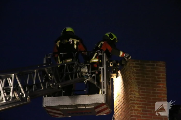 Brandweer blust schoorsteenbrand