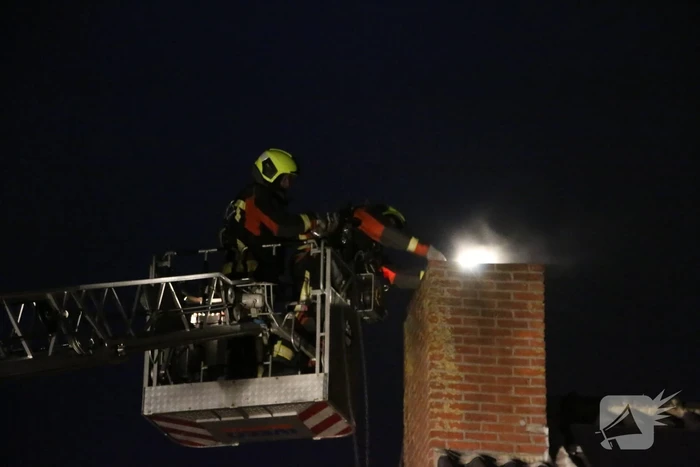 Brandweer blust schoorsteenbrand