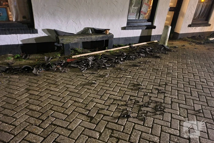 Brandweer verwijdert losliggende dakpannen