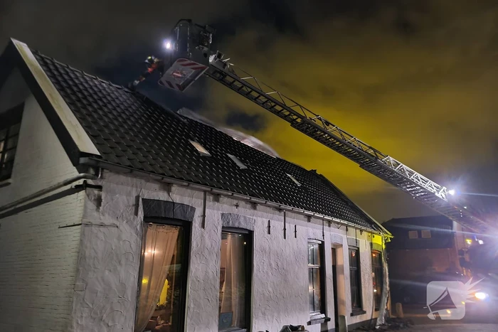 Brandweer verwijdert losliggende dakpannen