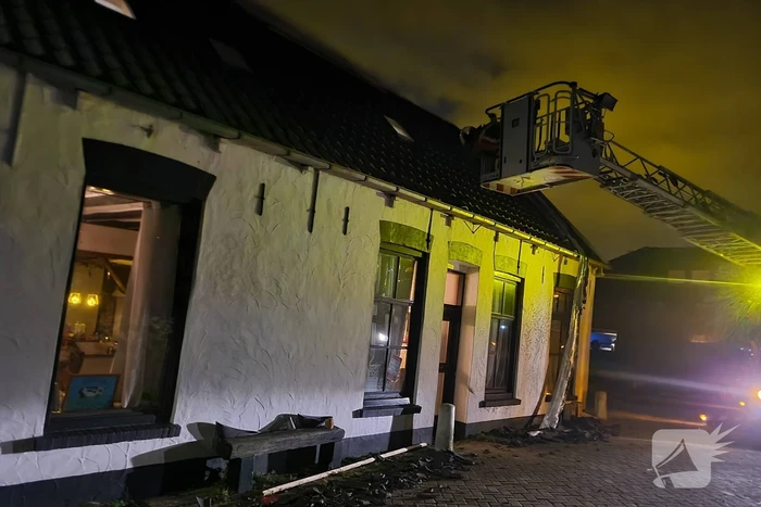 Brandweer verwijdert losliggende dakpannen