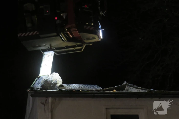Brandweer gehinderd door omvallende boom