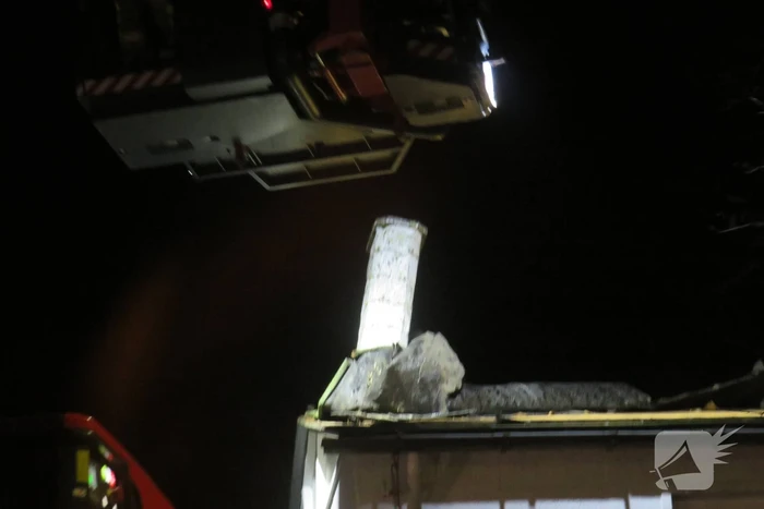 Brandweer gehinderd door omvallende boom