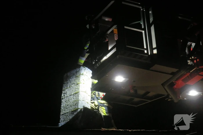 Brandweer gehinderd door omvallende boom