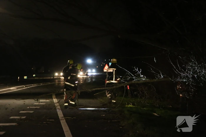 Provincialeweg tijdelijk afgesloten door stormschade