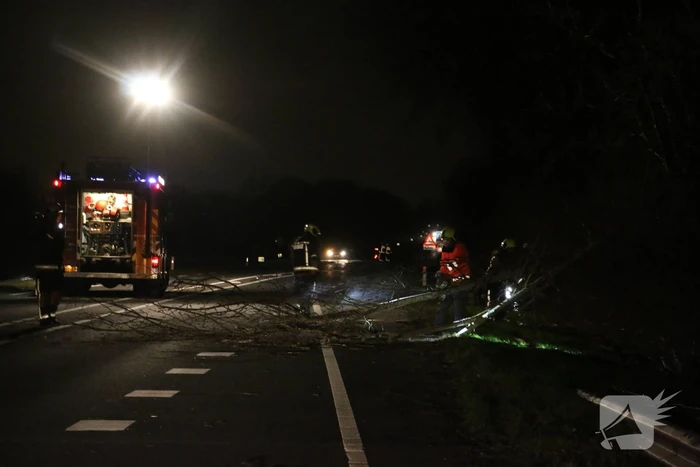 Provincialeweg tijdelijk afgesloten door stormschade