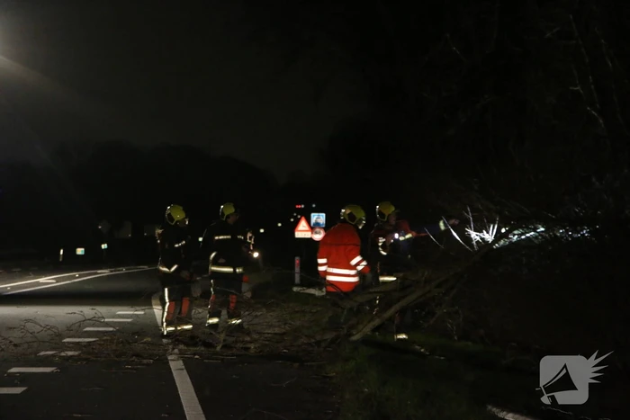 Provincialeweg tijdelijk afgesloten door stormschade