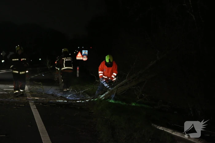 Provincialeweg tijdelijk afgesloten door stormschade